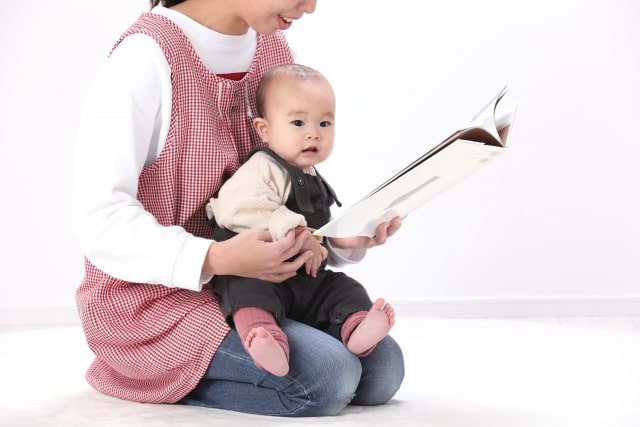 生後3ヶ月の子に絵本を読む体勢は？おすすめの本もご紹介！